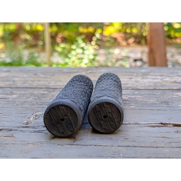 NEW GT Bicycles Logo Statement Grips | MTB BMX Handlebar Grips - Picture 5 of 5